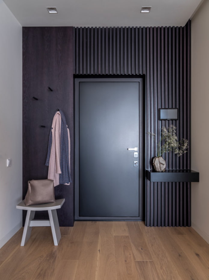 design of the entrance door in the apartment