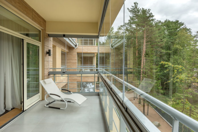 Balcony with quartz vinyl tile
