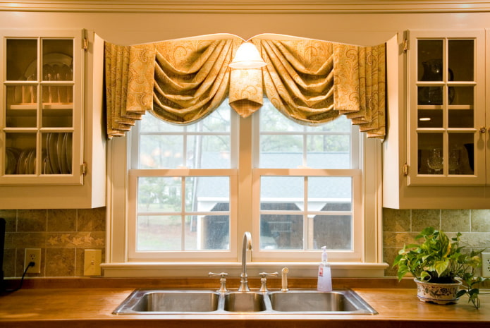 jabot lambrequin in the kitchen interior