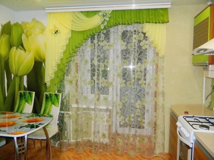 asymmetrical lambrequin in the kitchen interior