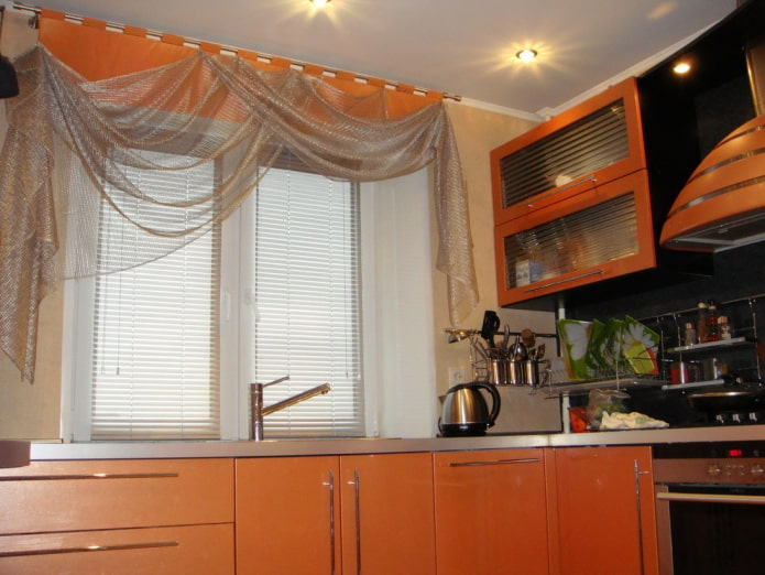 lambrequin in combination with blinds