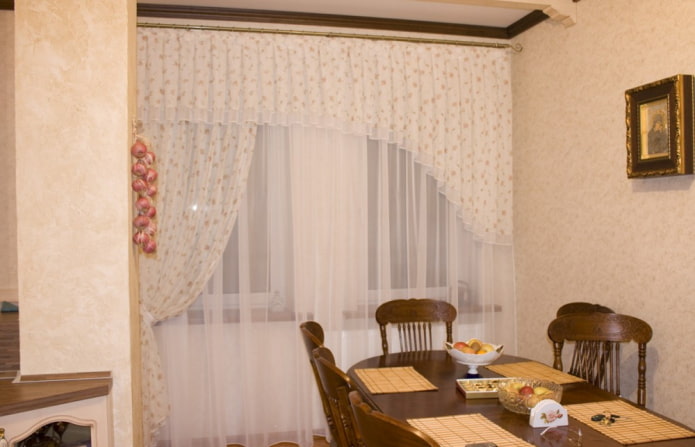 asymmetrical lambrequin in the kitchen interior