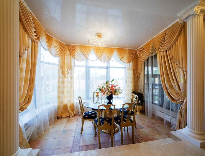 veil lambrequin in the interior