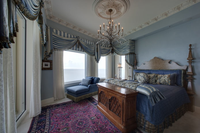 combined lambrequin in the bedroom interior