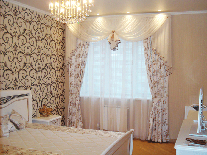 veil lambrequin in the bedroom interior