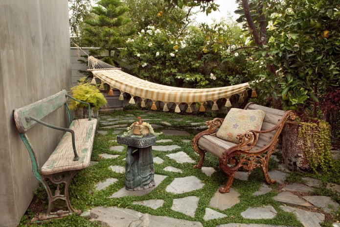 Recreation area with decorative elements