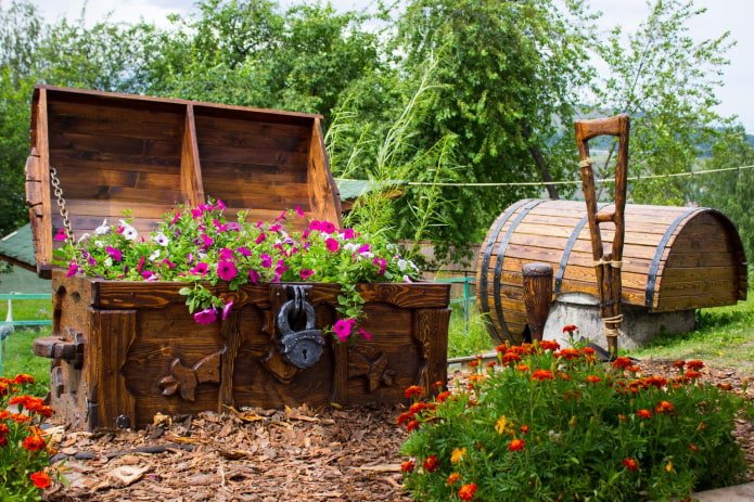 garden decor in country style