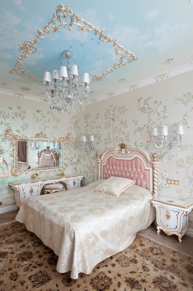 golden stucco decor on the ceiling
