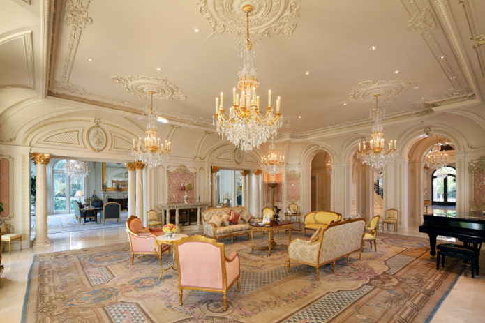 stucco decor on the ceiling in the Baroque style