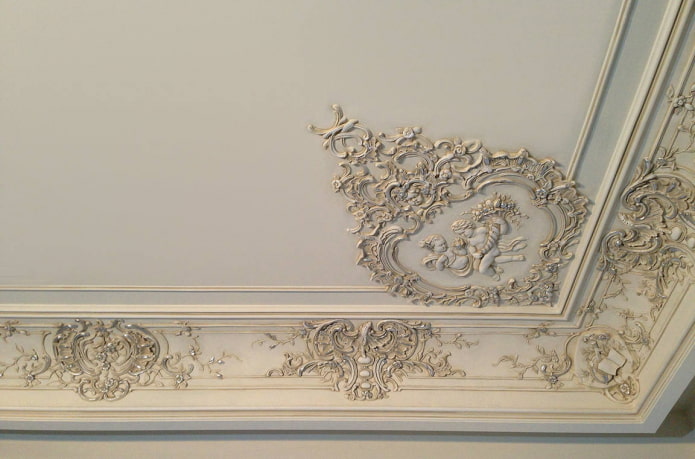 stucco decor with patina on the ceiling