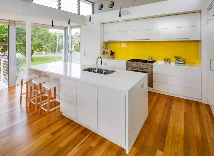 linoleum under the laminate in the kitchen interior
