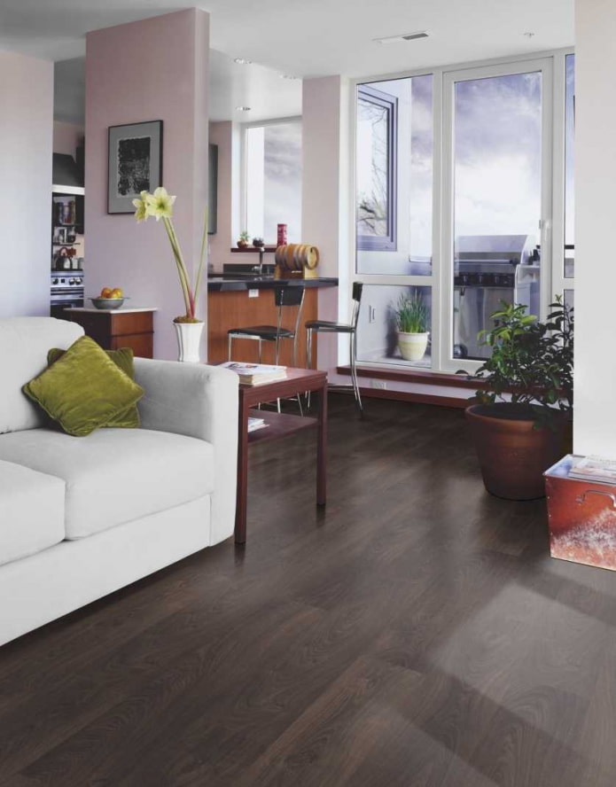 Wenge-colored linoleum in the interior