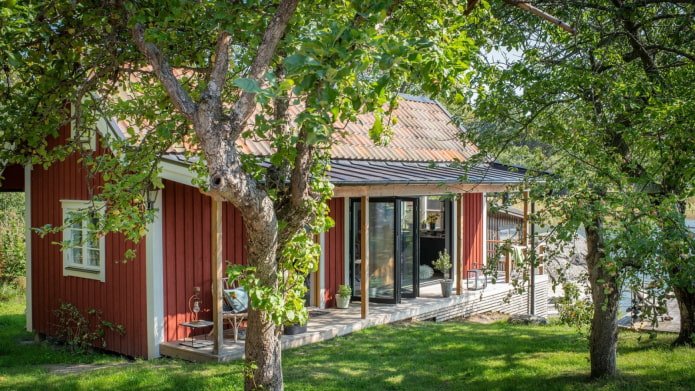 Mini house with a terrace on the shore