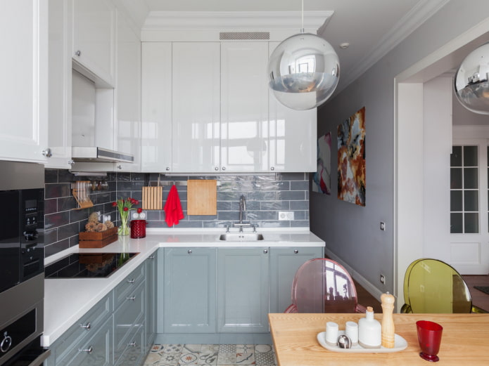 Glossy facades in a small kitchen