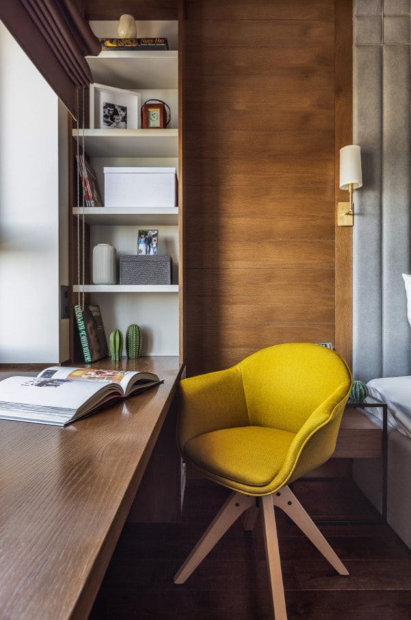 arrangement of an office in the bedroom