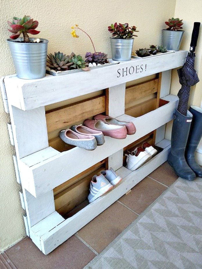 DIY pallet shelf