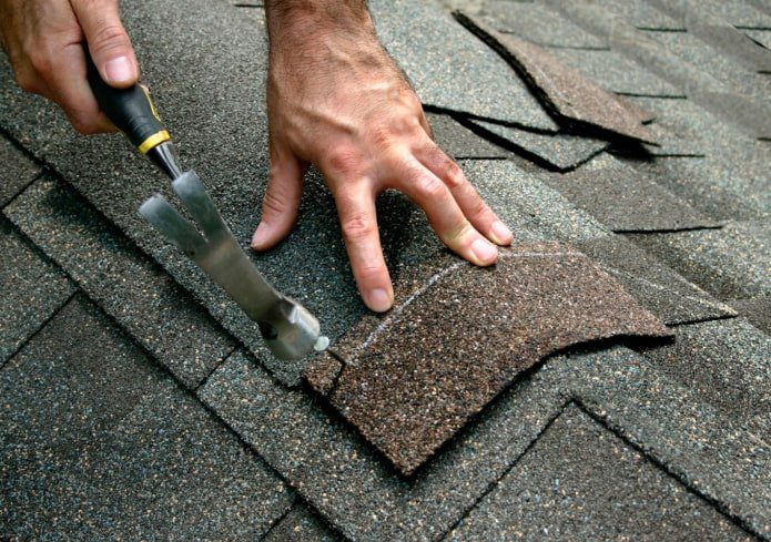 installation of the ridge of a soft roof on nails