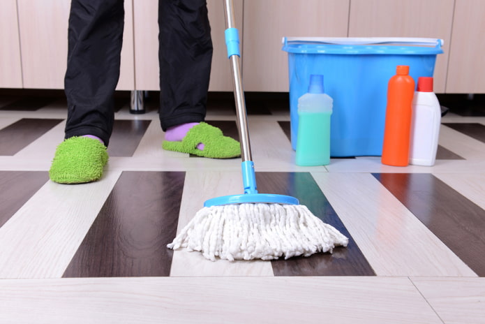 Cleaning with a rope mop