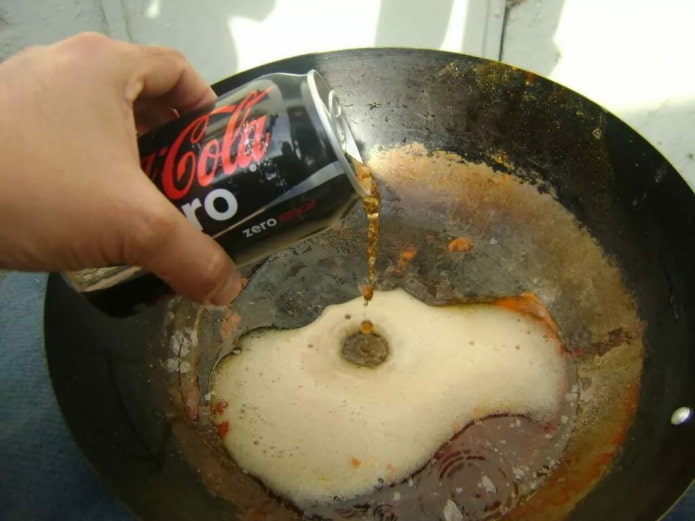 washing a frying pan with cola
