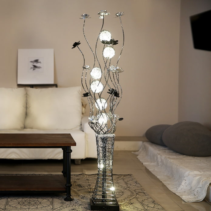 Flower-shaped vase-lamp