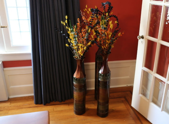 Dried flowers in a floor vase