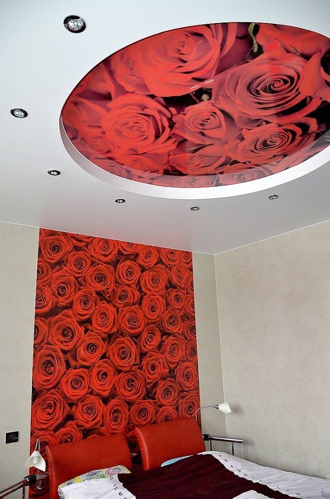 ceiling with roses in the bedroom