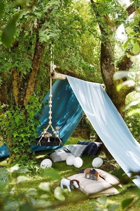Canopy from a blanket and a crossbar