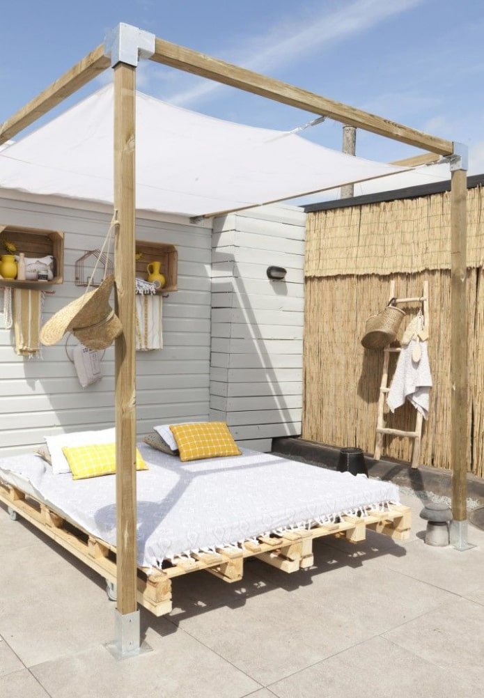 Outdoor pallet bed