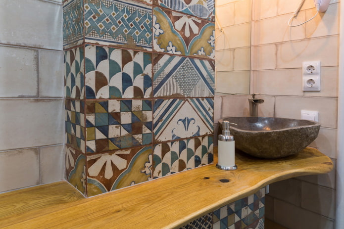 Box lined with tiles