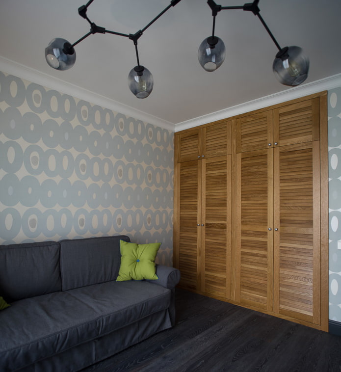 Built-in wardrobe in a niche