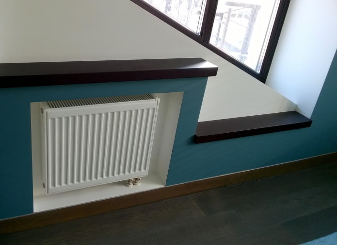 niche for a battery in the interior
