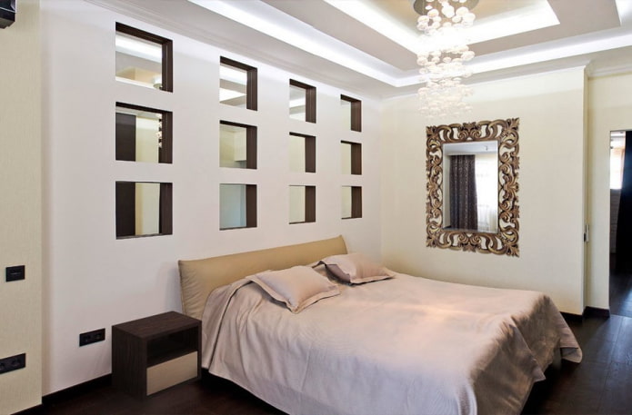 niches with mirrors in the interior