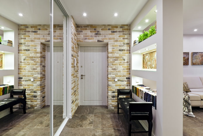 wall with niches in the interior of the hallway