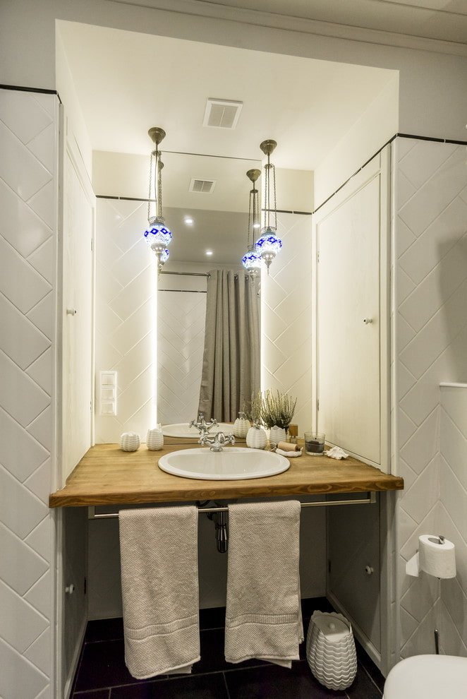 niche with a sink in the bathroom interior