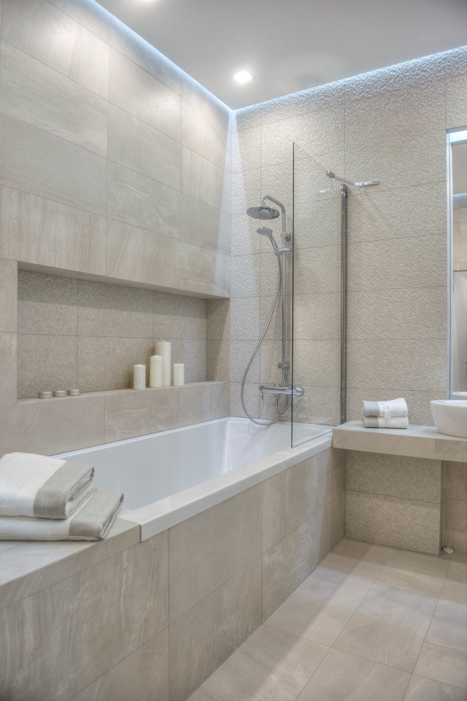 niche above the bathtub in the interior