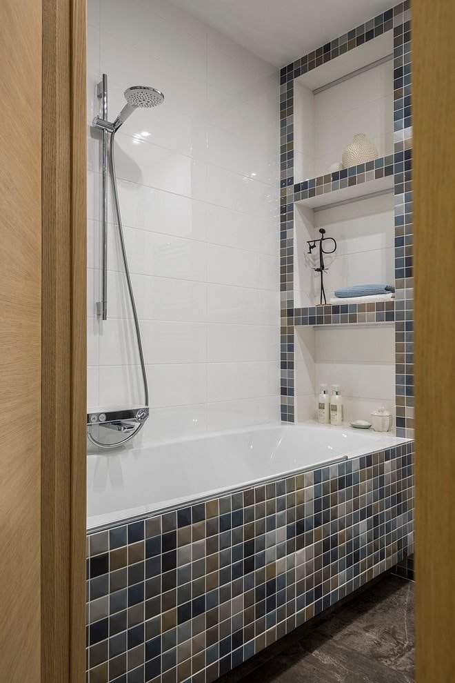niches above the bathtub in the interior