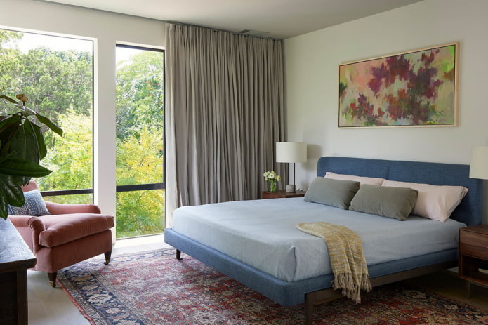 night curtains on one side in the bedroom