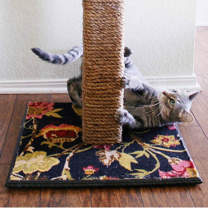 scratching post from an old carpet and rope