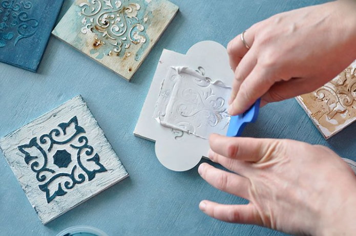 Decor with putty