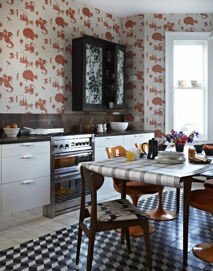 unusual print on wallpaper
