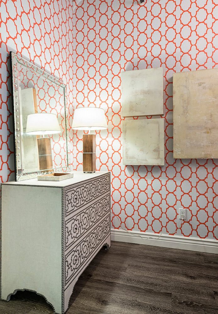 white wallpaper with a red pattern