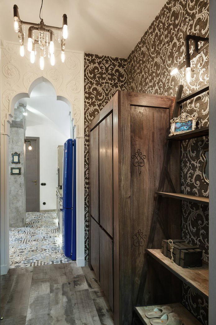 combining wallpaper in the hallway