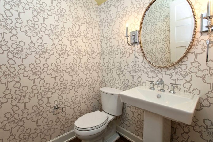 Paper wallpaper in the bathroom
