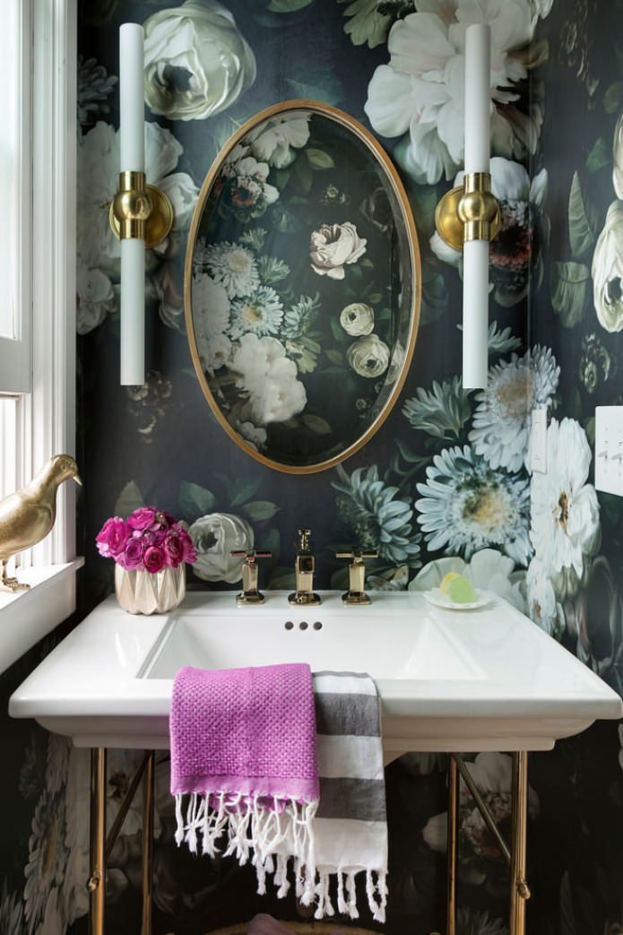 wallpaper with flowers in the bathroom