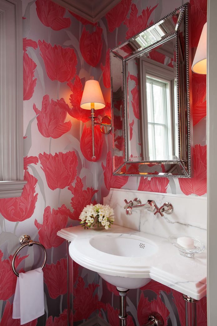 Washable wallpaper with flowers in the bathroom