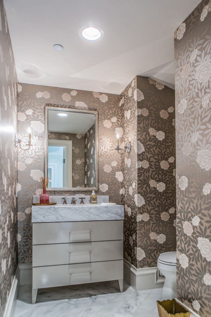 wallpaper with flowers in the bathroom