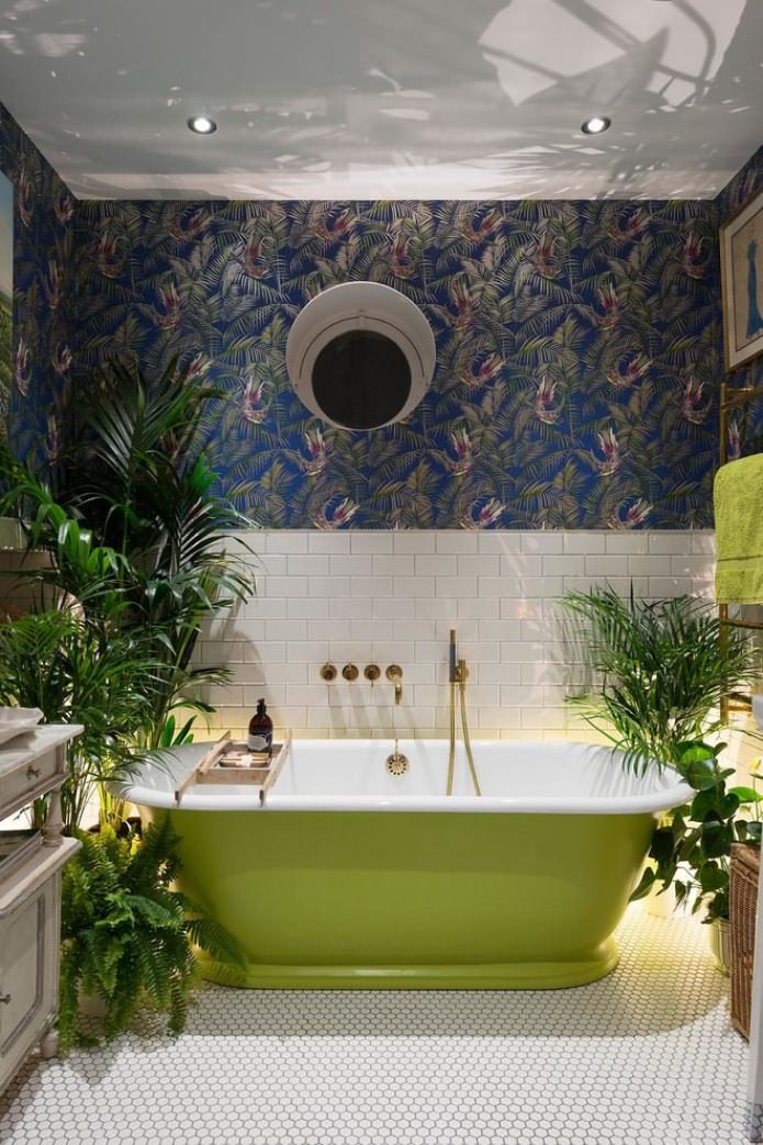 wallpaper in the bathroom