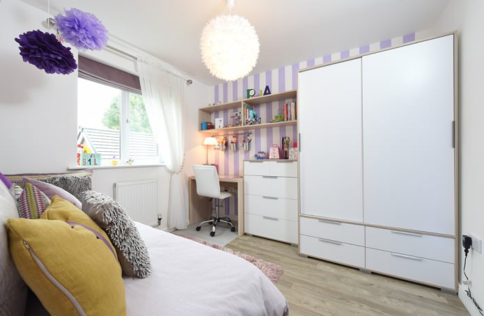 wallpaper in white and purple stripes