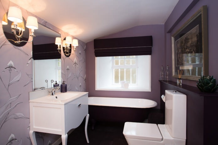 wallpaper in the bathroom