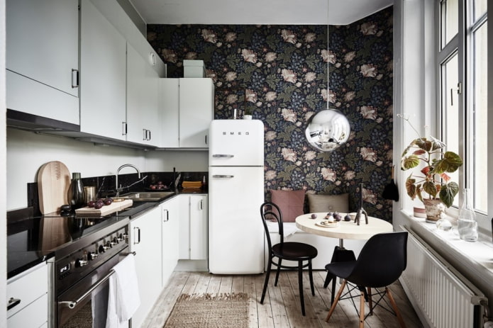 Patterned wallpaper in the kitchen